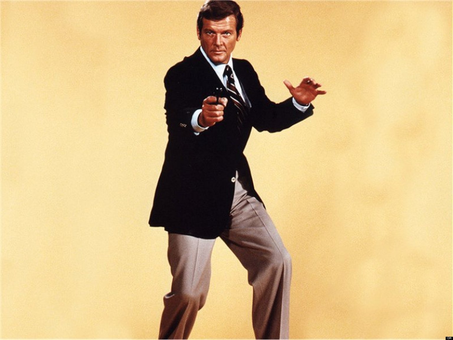 o-ROGER-MOORE-007-facebook.jpg